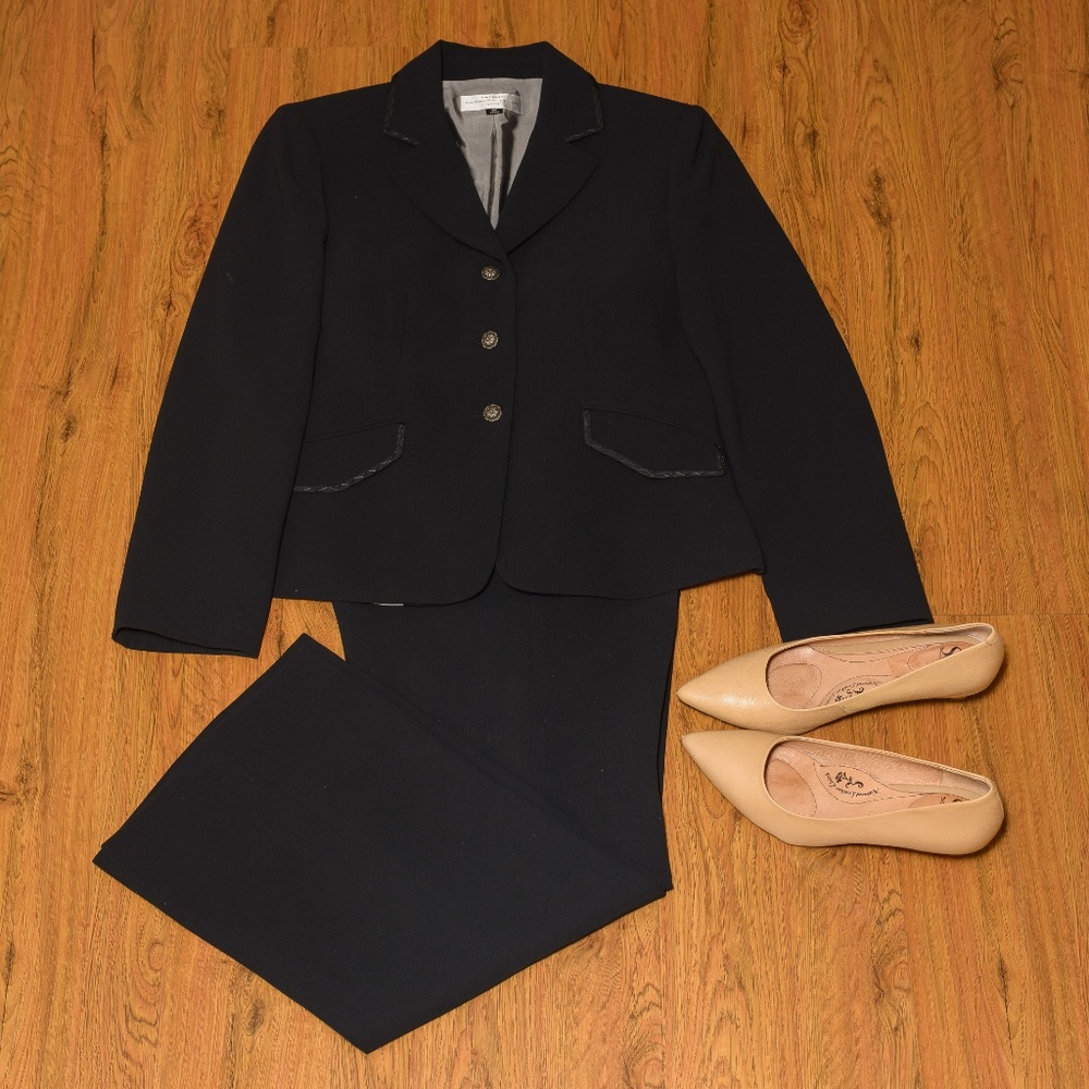 TAHARI ARTHUR S. LEVINE BLACK SUIT